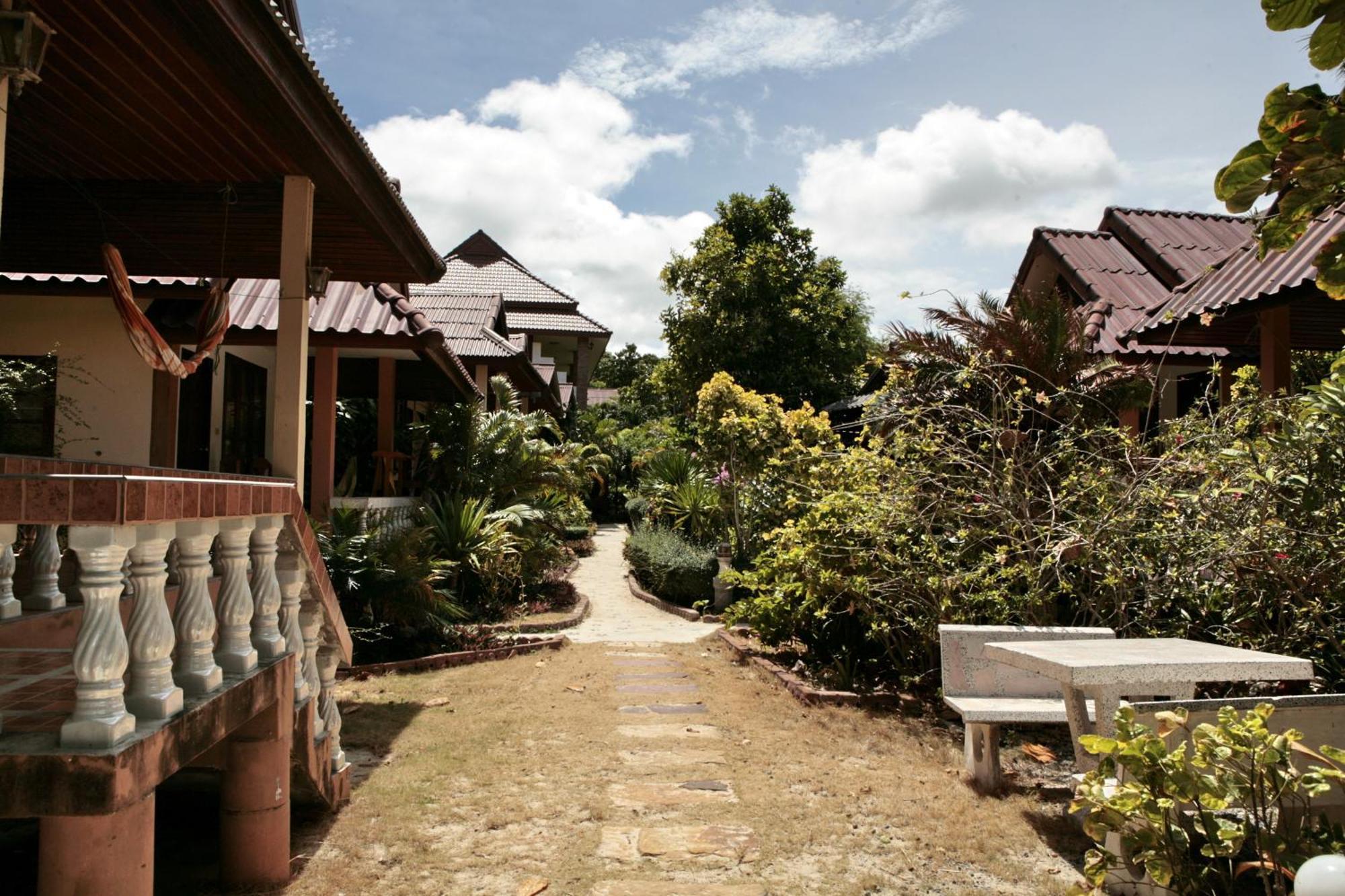 Jungle Hut Bungalows & Hotel Haad Chao Phao Exterior foto